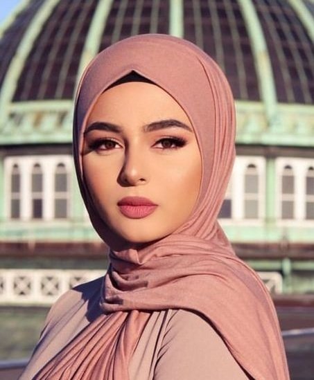 Portrait d’une femme portant un hijab rose