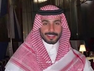 Portrait d’un homme souriant portant une tenue traditionnelle saoudienne