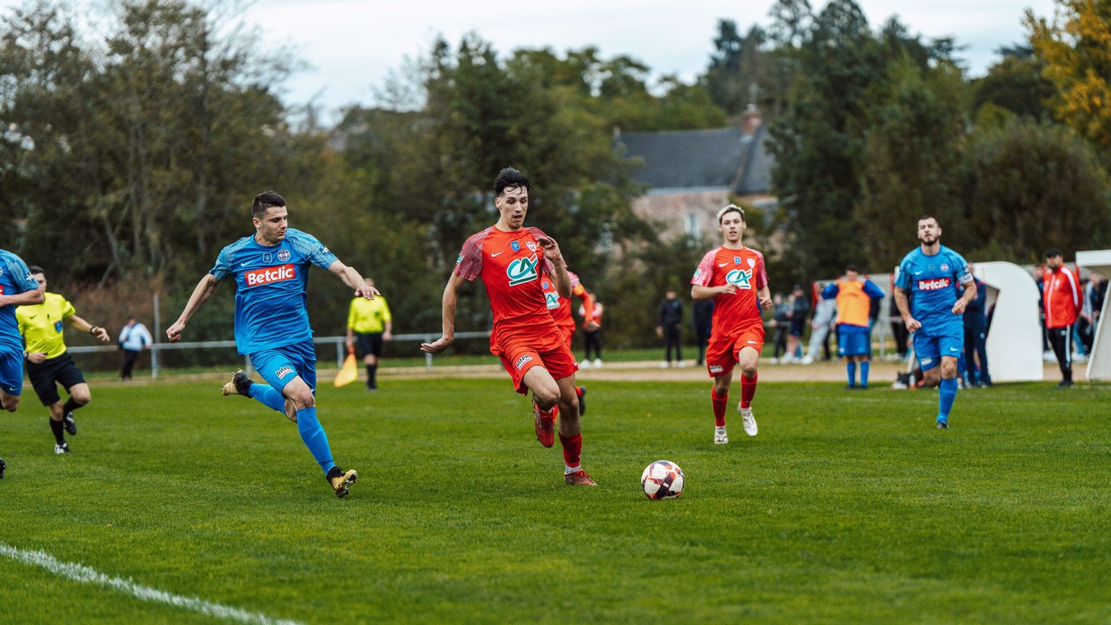 Groupe de footballeurs effectuant des exercices d’activation