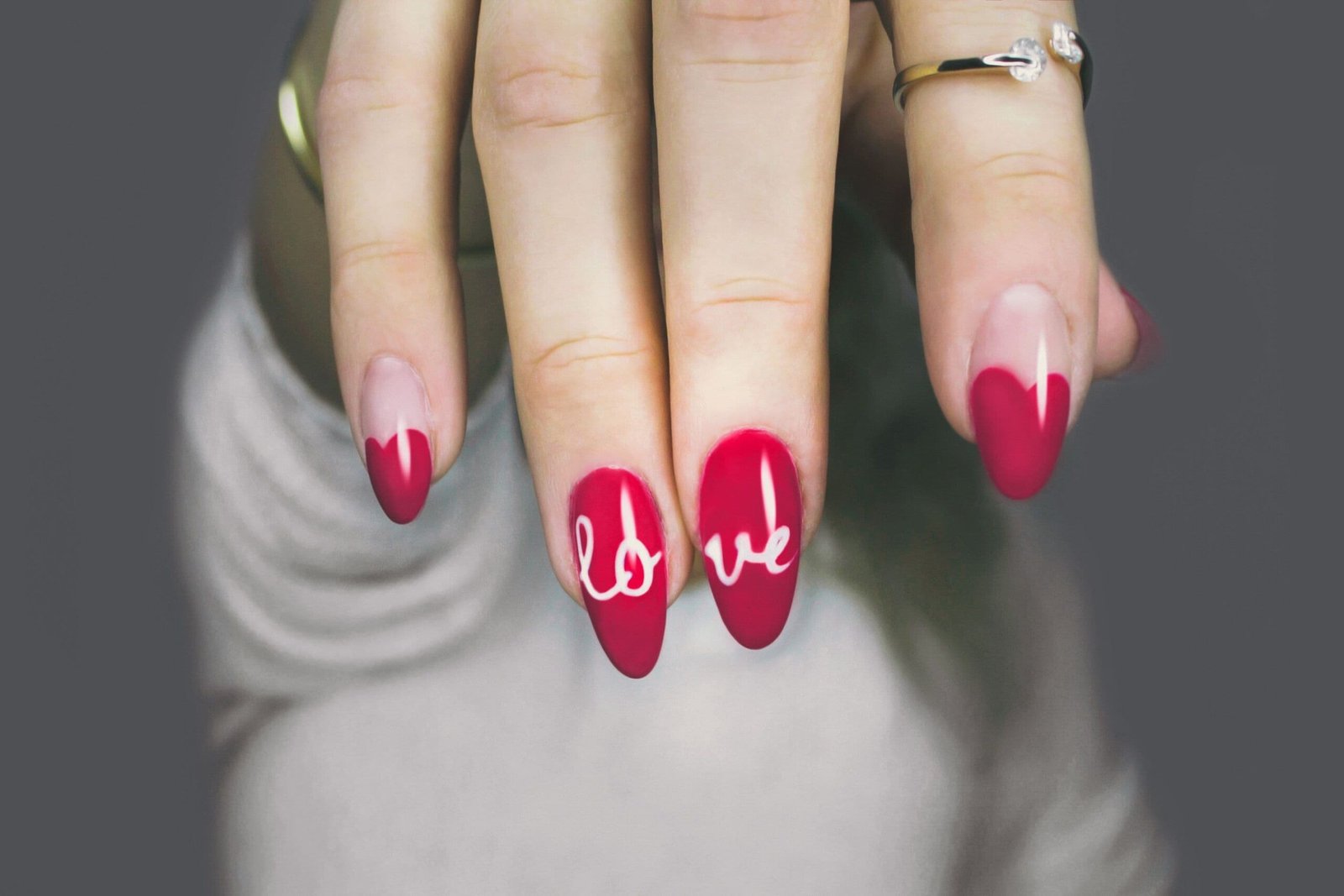 Application soignée d’un vernis à ongles classique