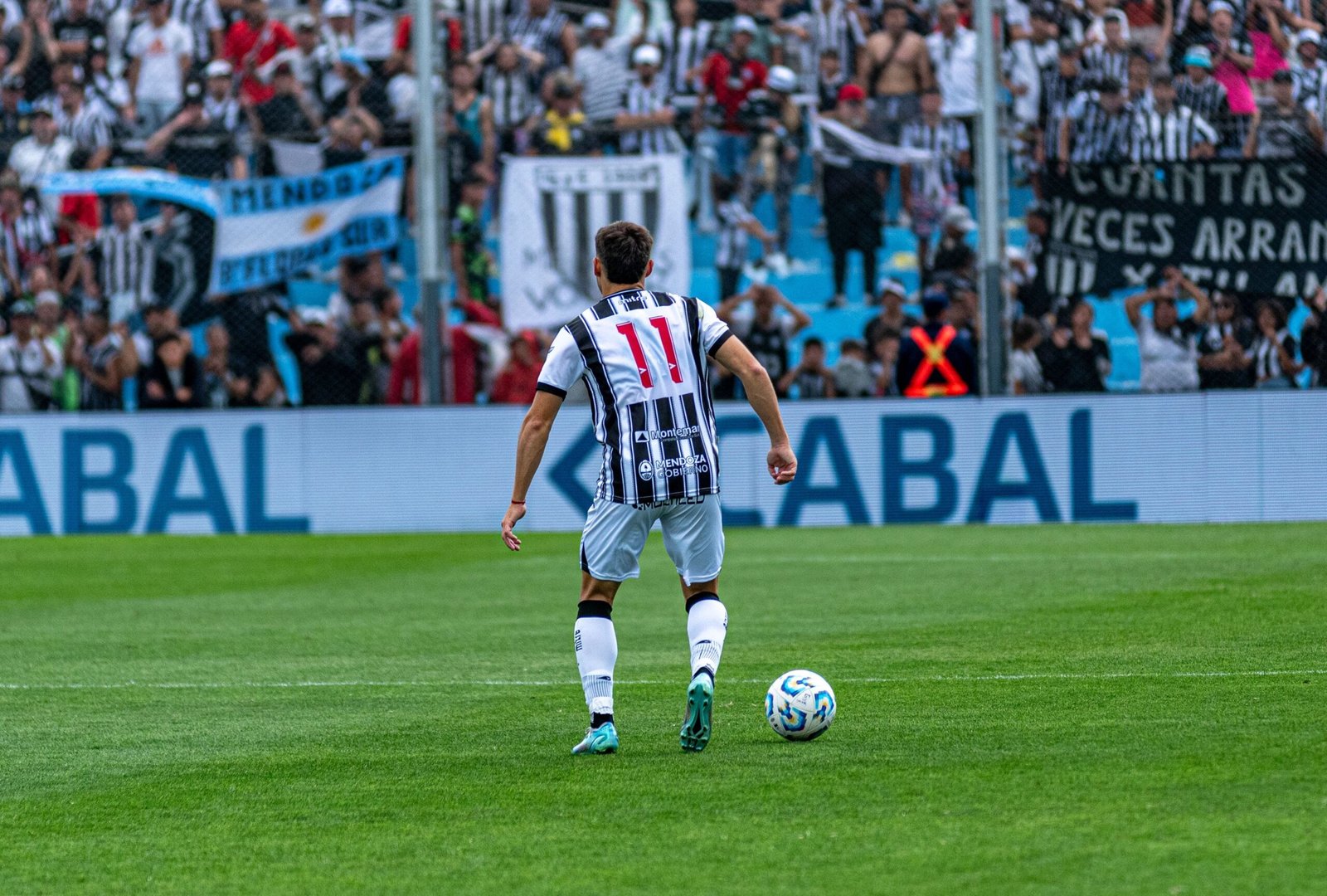 Joueur de football réalisant un échauffement progressif