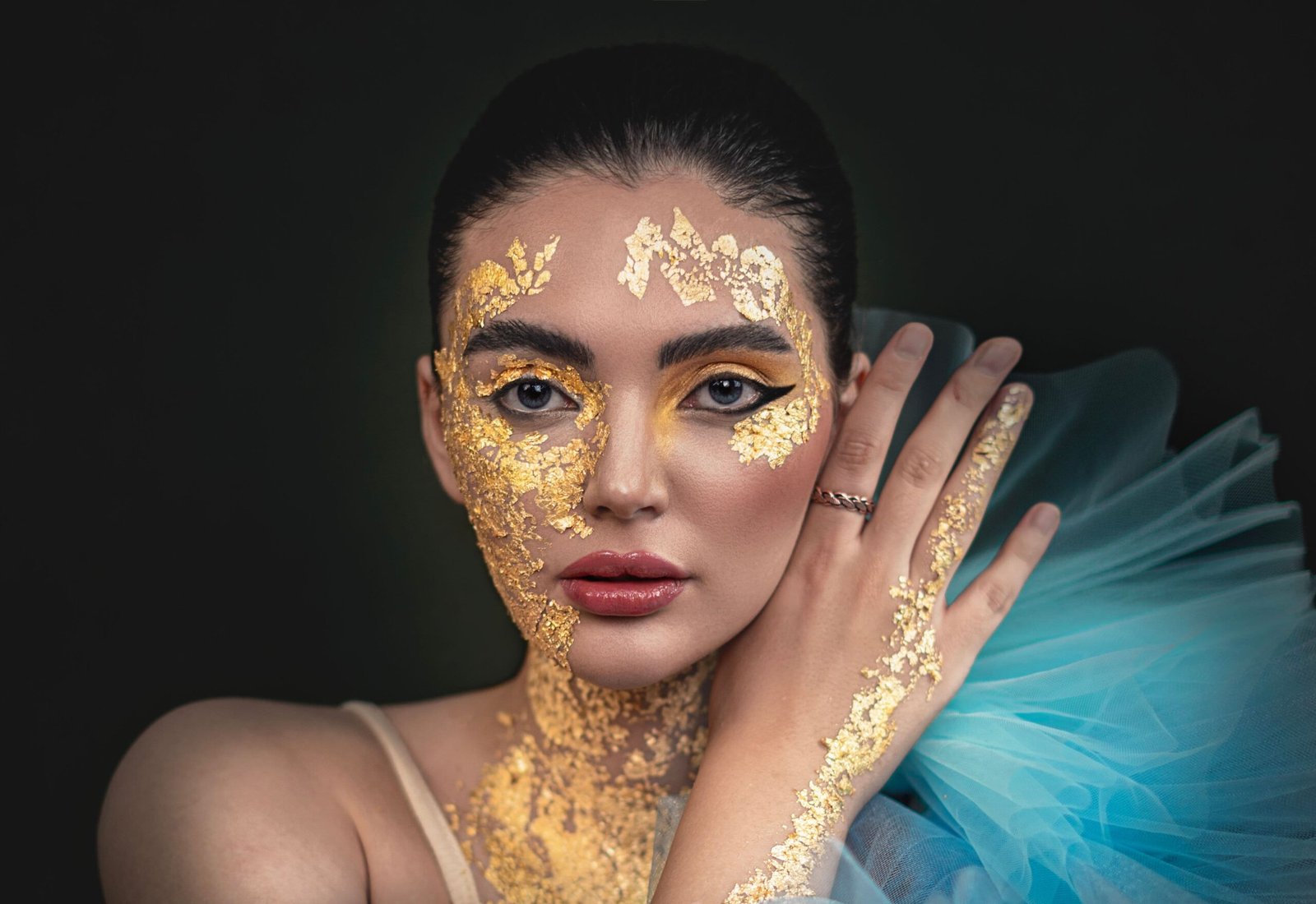 Maquillage artistique doré mettant en valeur le teint et le regard