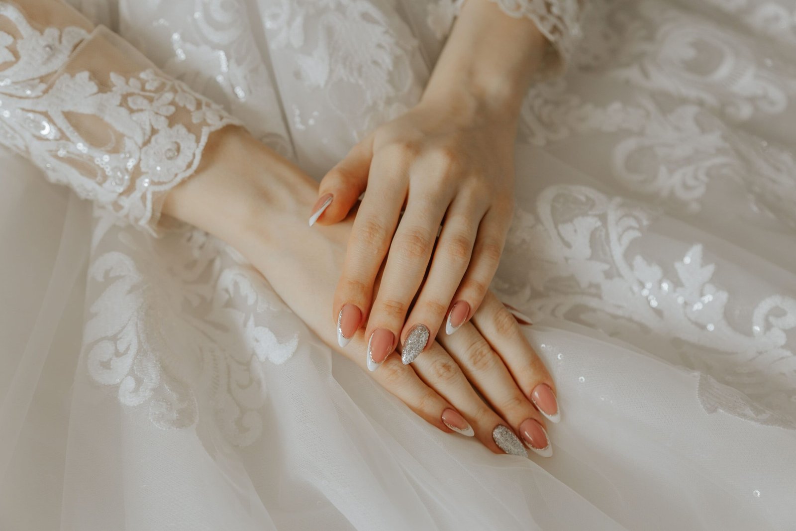 Manucure élégante réalisée avec précision sur des ongles soignés