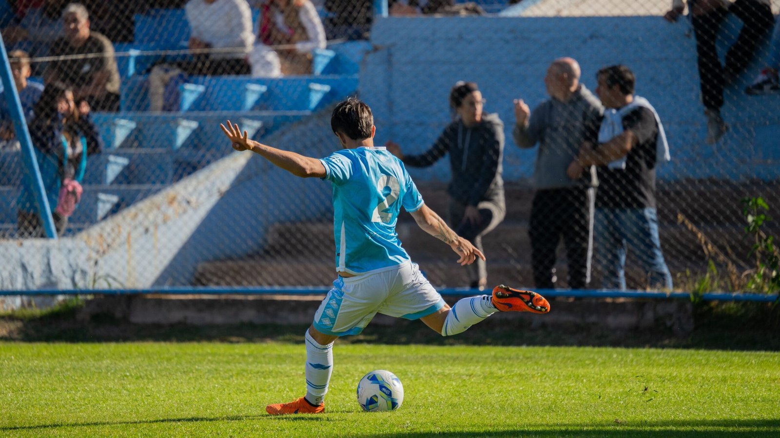Joueur de football changeant de direction sous pression