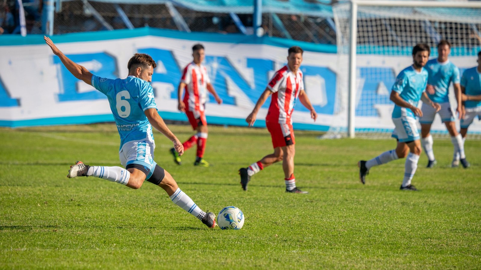 Joueurs de football réalisant un effort physique pendant un match