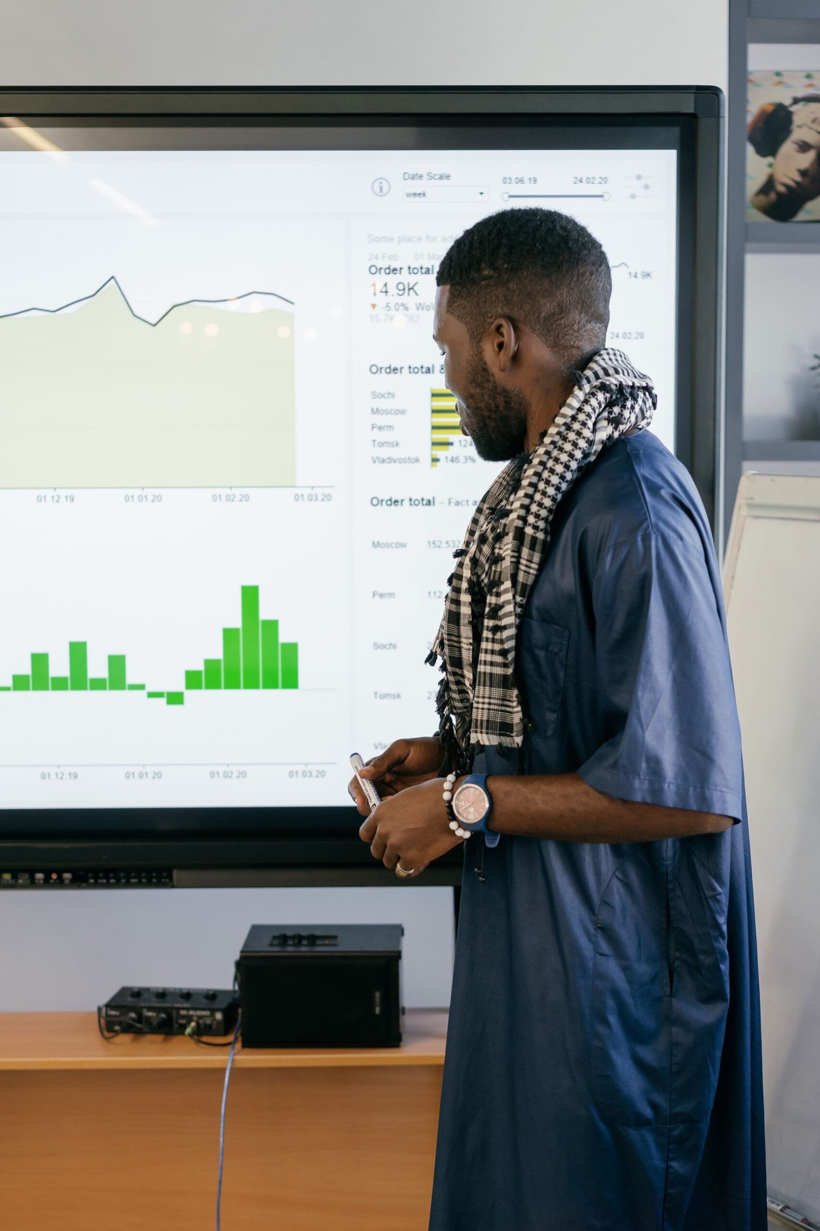 Professionnels analysant des informations numériques