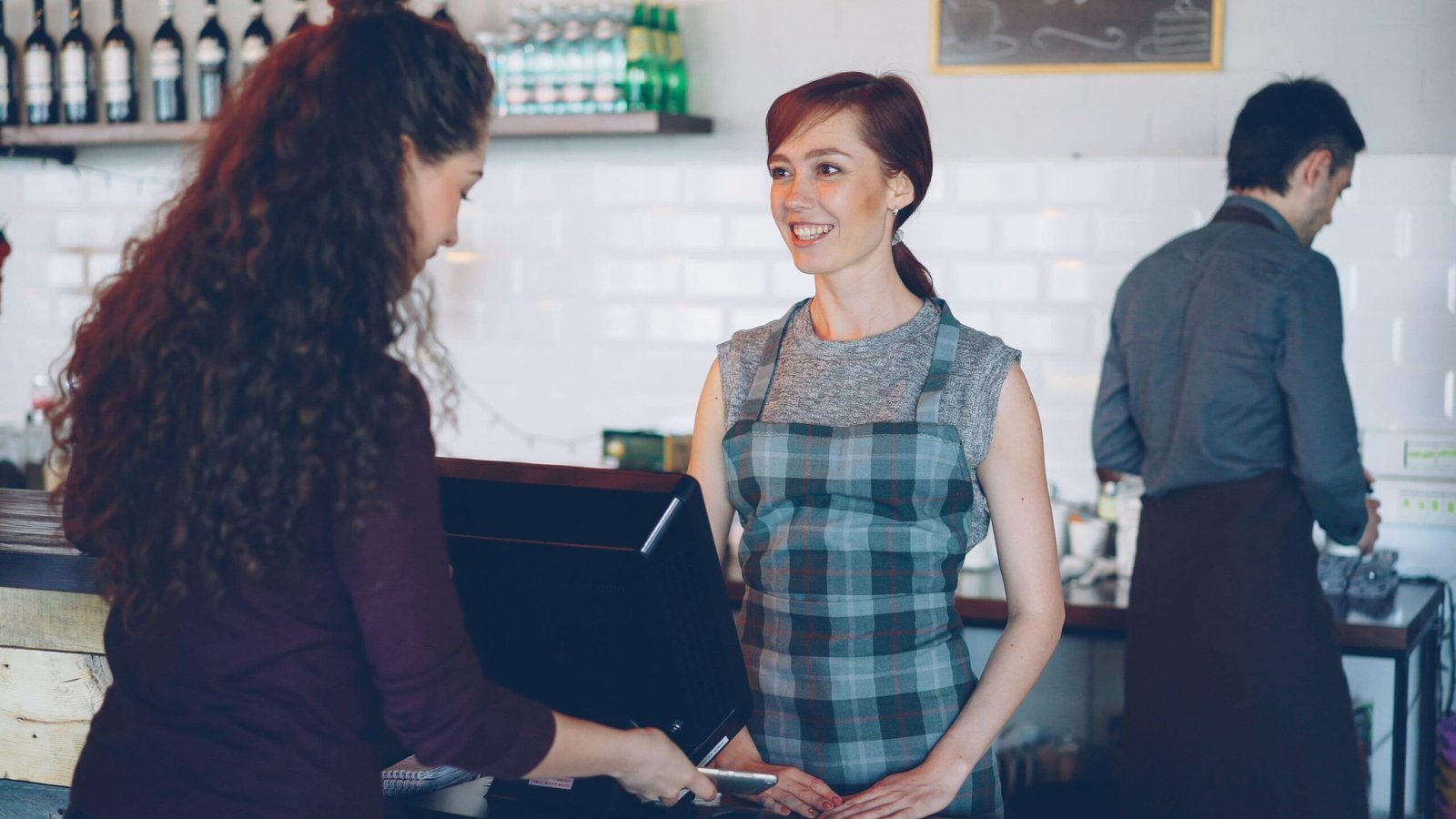 Freelance recherchant ses premiers clients en ligne