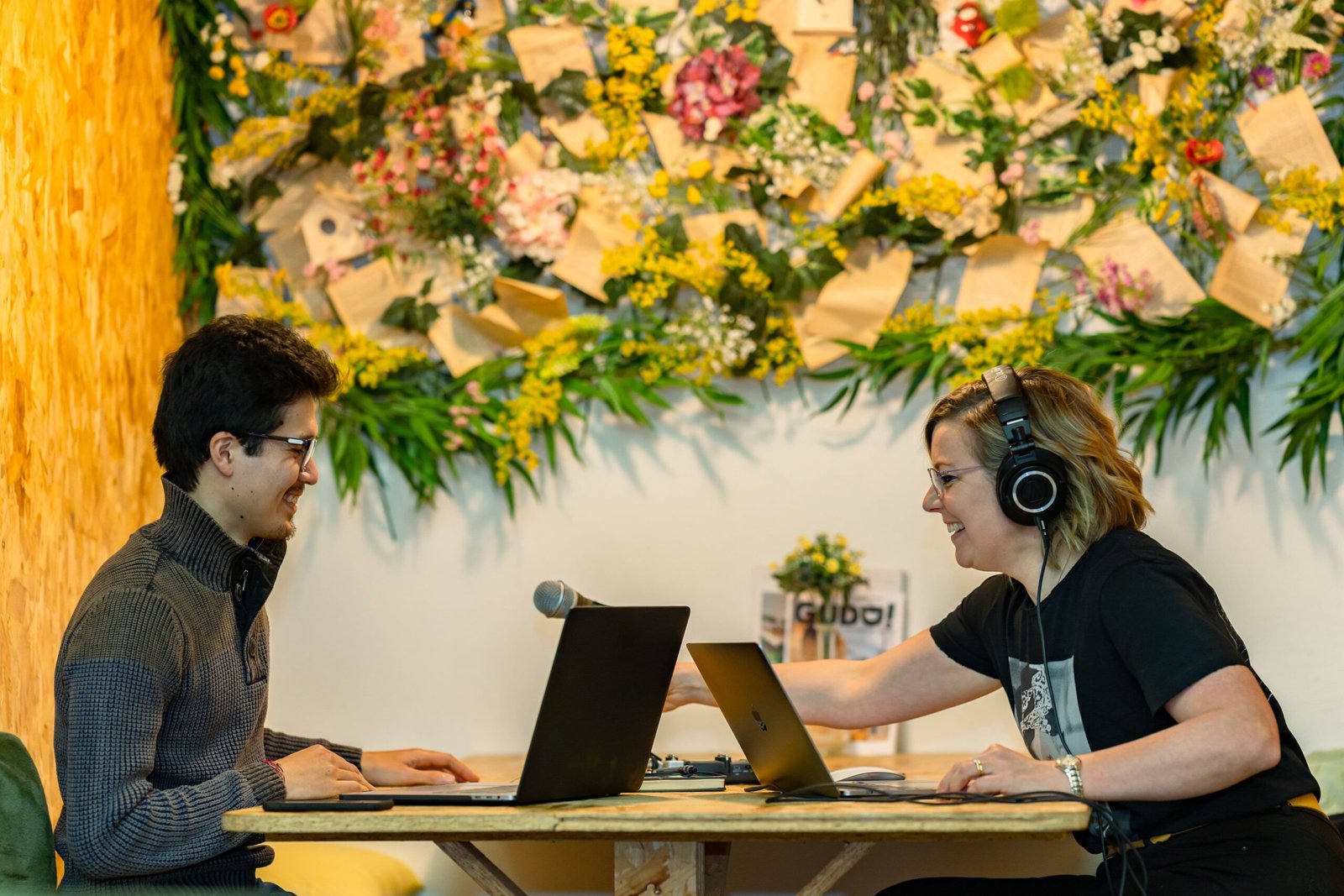 Professionnelle réfléchissant à son offre de service freelance