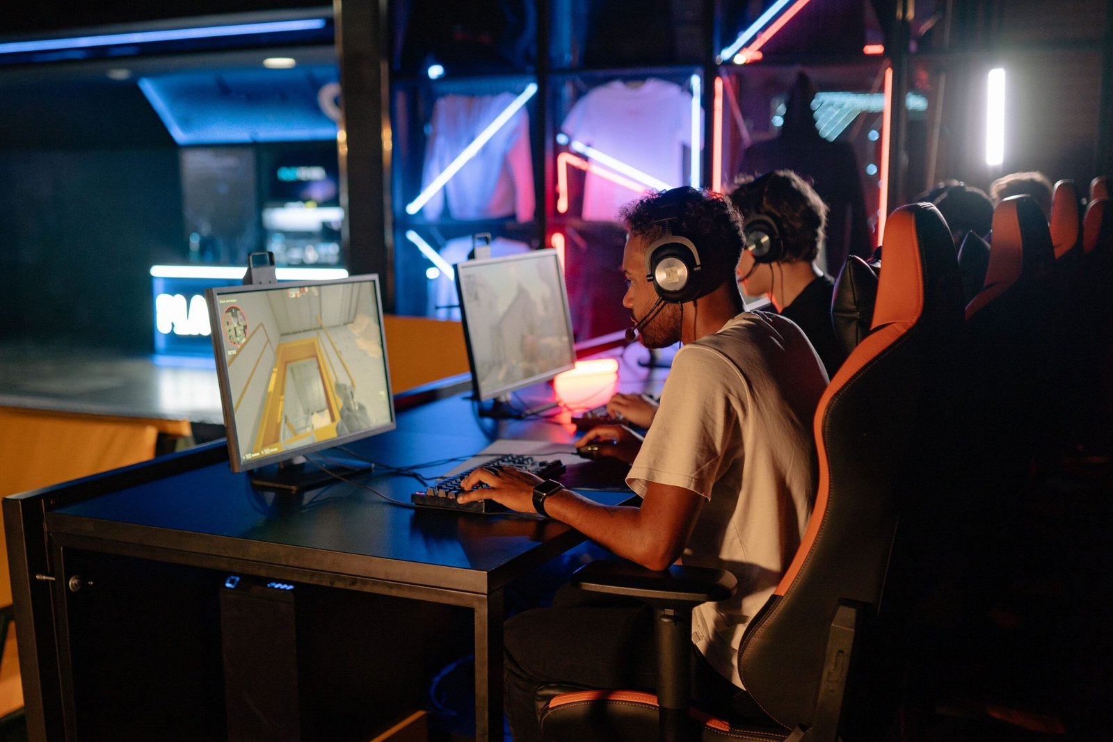 Équipe ou duo créant une présence gaming cohérente